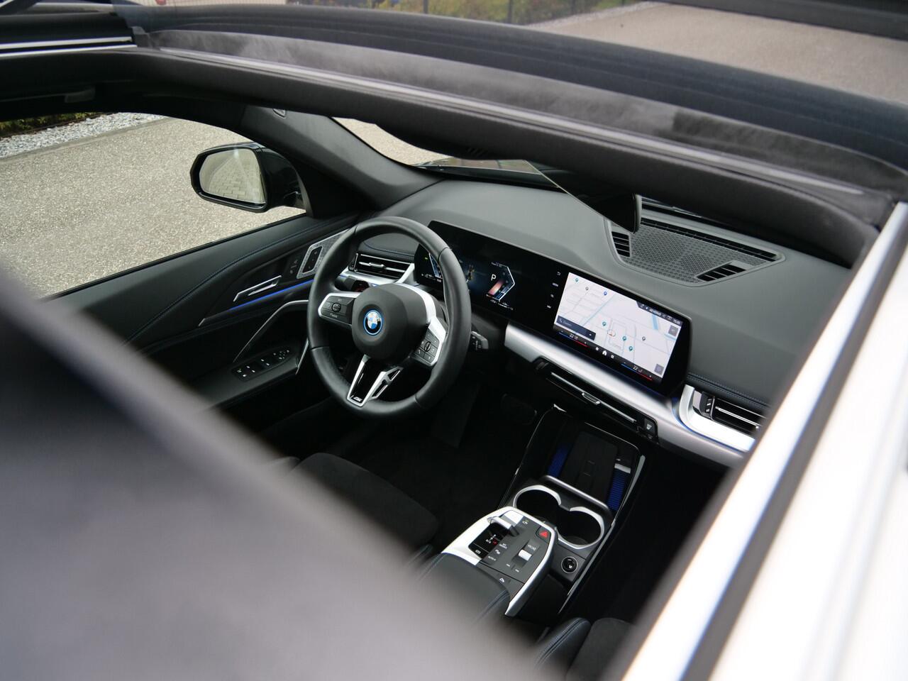 BMW X1 xDrive25e M Sport pakket Pro 245 Pk Automaat Schuifdak / Winterpakket / Harman Kardon