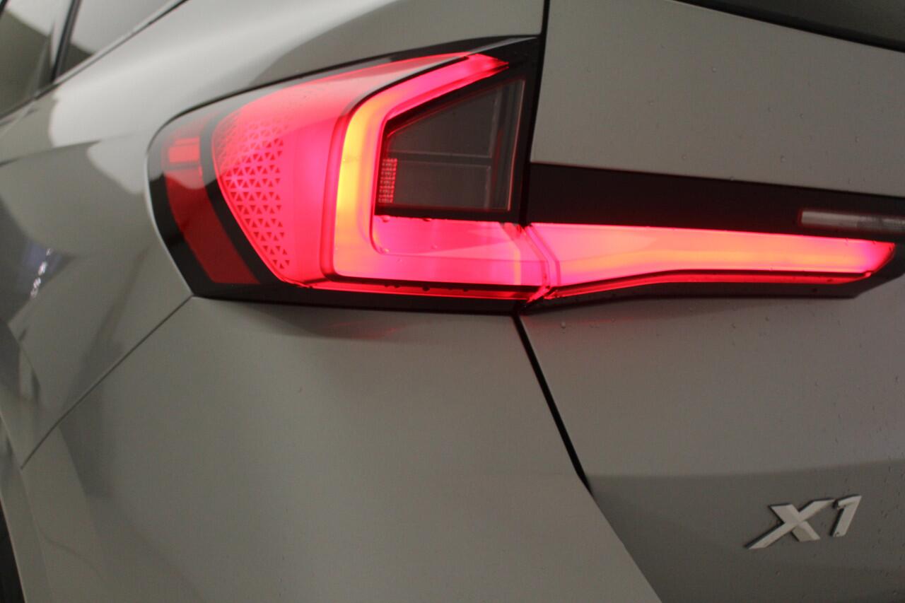 BMW X1 xDrive25e M-Sport | Panorama | Voorbereiding Driving Assistant Plus | Trekhaak | Camera