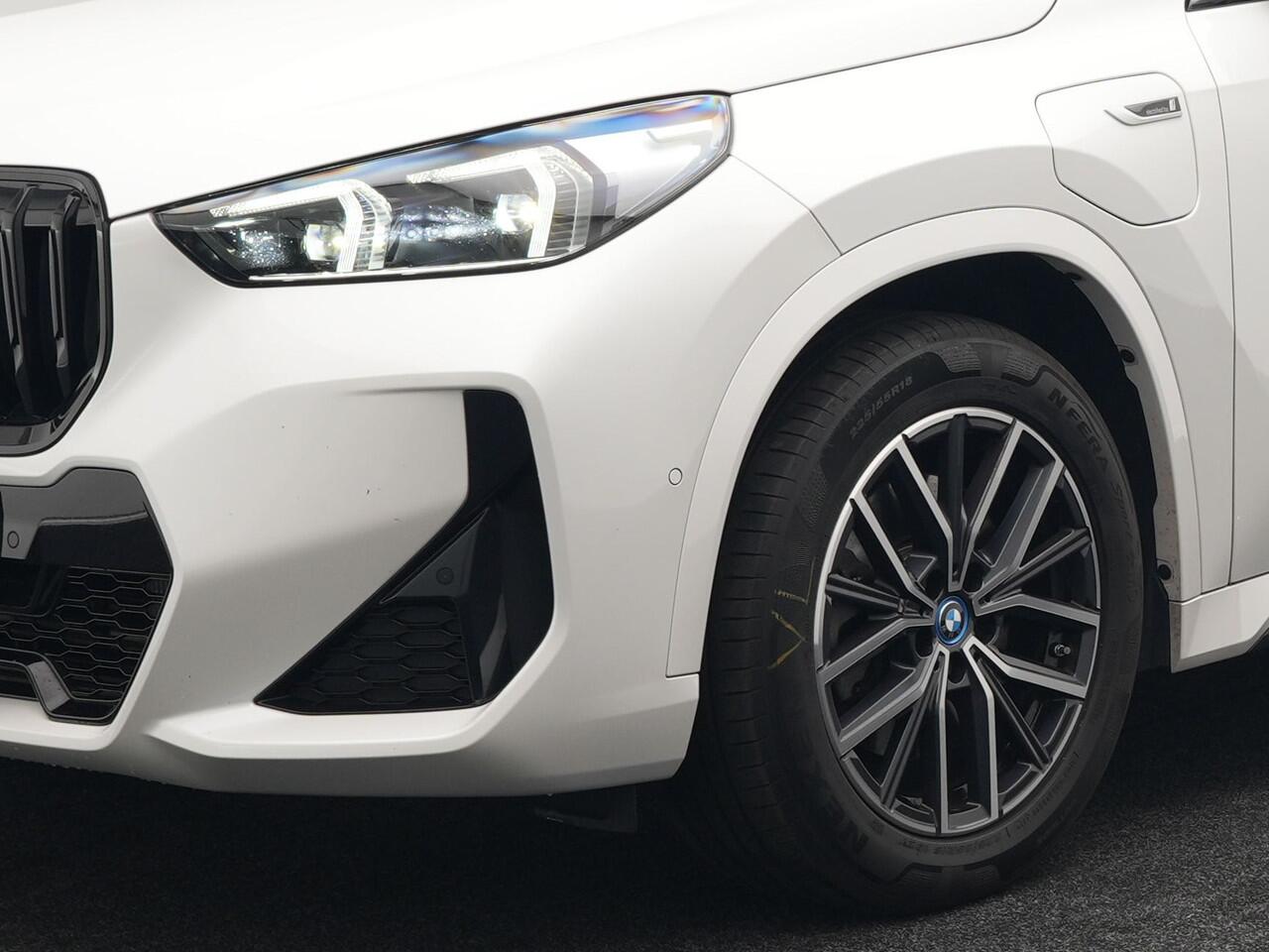 BMW X1 xDrive30e M-Sport Plug In Hybrid 326pk Dealer O.H PHEV | Adaptive Cruise | 360 Camera | Head Up | Adaptive Onderstel | Lederen Sportstoelen Massage & Memory | Harman Kardon | Widescreen Navi | Keyless | Sfeerverlichting |