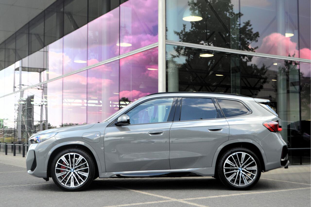 BMW X1 xDrive25e High Executive M Sport Automaat / Panoramadak / Trekhaak / M Sportstoelen / Adaptieve LED / M Adaptief onderstel / Parking Assistant Plus / Stuurverwarming