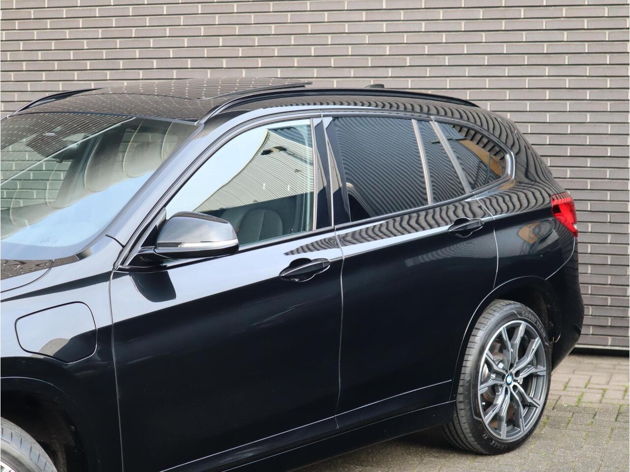 BMW X1 xDrive25e High Executive M Sport Pakket Automaat / Panoramadak / Trekhaak / Shadow Line / LED / Head-up Display / Sportstoelen / 19 Inch / Leder / Parkeersensoren voor+achter / Stoelverwarming / Harman Kardon / Achteruitrijcamera / Stuurwielverwarming / E