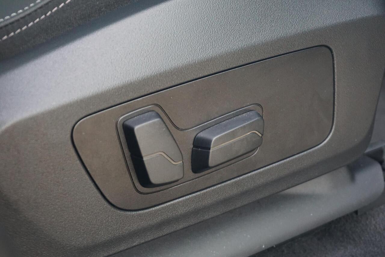 BMW X1 xDrive30e M Sportpakket 20'' / Panoramadak / Head-Up Display / Driving Assistant Plus / Elektrisch verstelbare stoelen