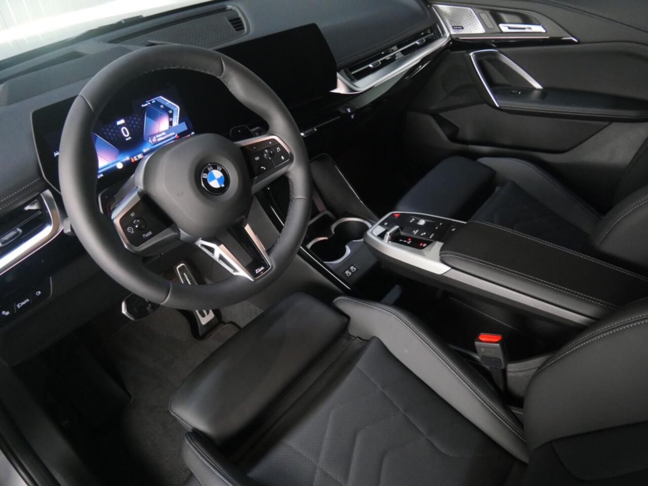 BMW X1 sDrive18i High Executive M Sport Automaat / Panoramadak / Trekhaak / Sportstoelen / Comfort Access / Stoelverwarming / Adaptieve LED / Parking Assistant Plus / Head-Up / Harman-Kardon