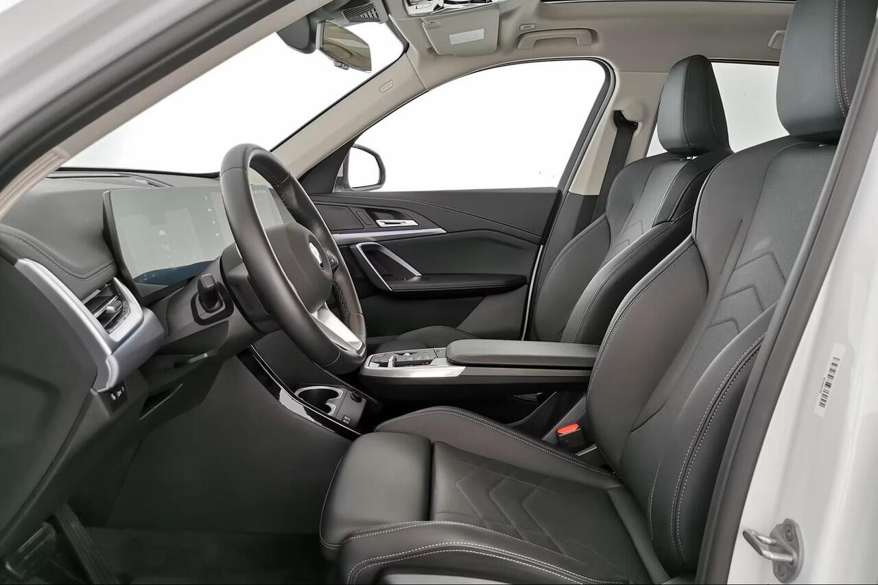 BMW X1 sDrive18iA xLine ** ADAPT. LED, LEDER, PANORAMA, TREKH, ADAPT. CRUISE, ACT. SPORTST ** 1e EIG - Ex BMW-AG - UNFALLFREI ** ** INFORMEER OOK NAAR ONZE AANTREKKELIJKE FINANCIAL-LEASE TARIEVEN **