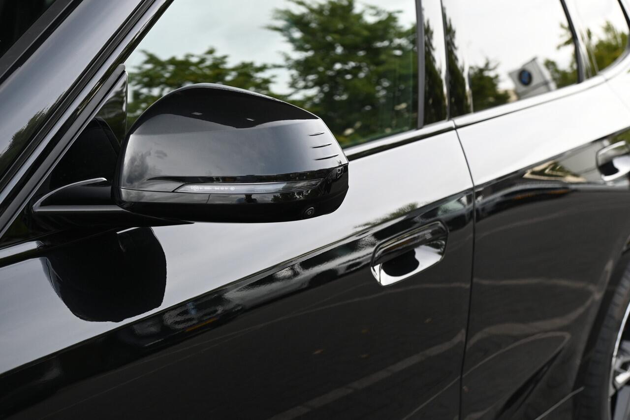 BMW X1 sDrive20i High Executive M Sport Automaat / Panoramadak / Trekhaak / Sportstoelen / M Adaptief onderstel / Adaptieve LED / Parking Assistant Plus / Head-Up / Comfort Access