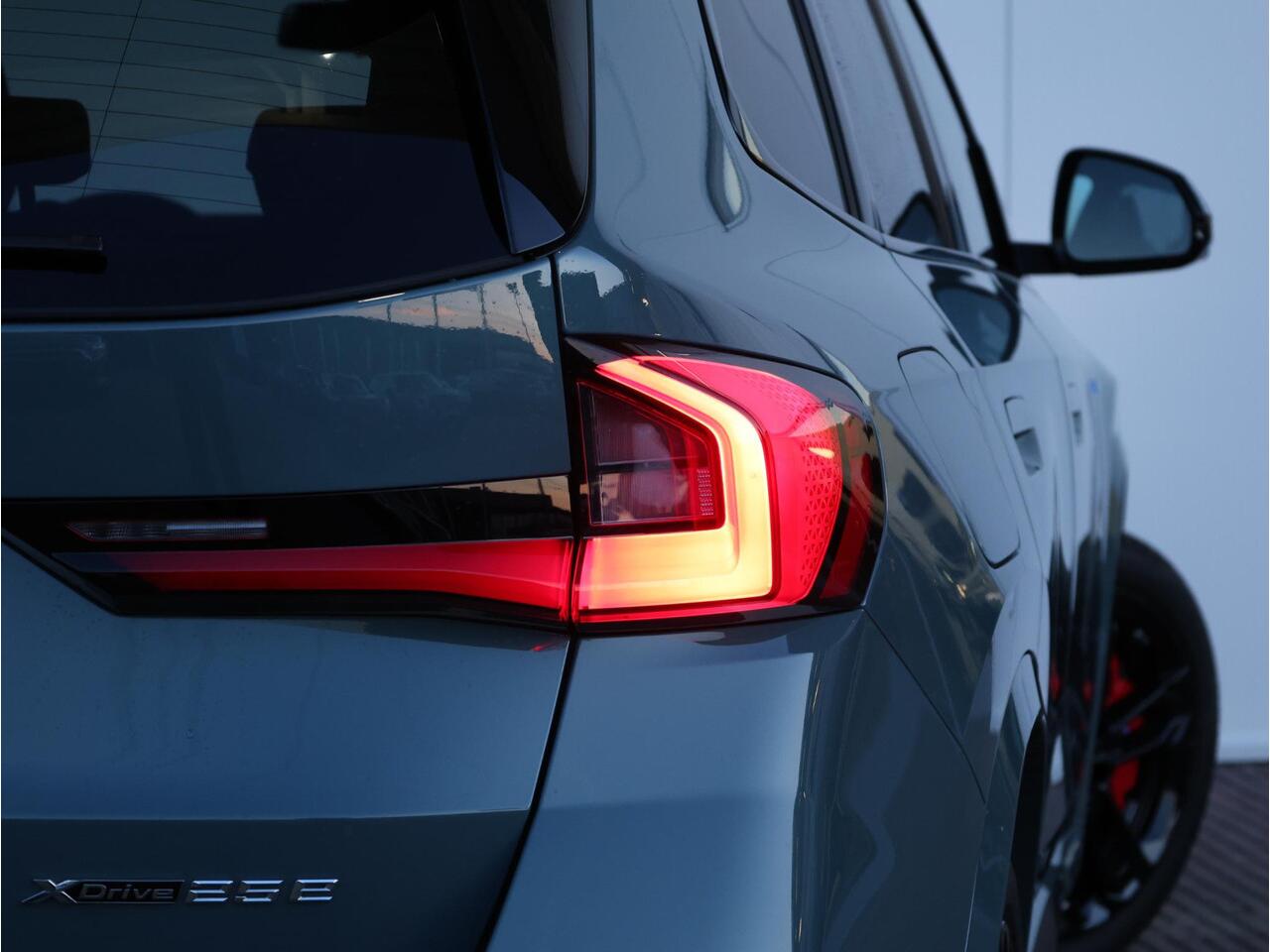 BMW X1 xDrive25e M Sportpakket Pro/ Verwarmd Stuurwiel/ Comfort Access/ Elektrische Trekhaak/ Panoramadak/ Actiefstoelen voor/ Head-Up/ Harman-Kardon/ Driving Assistant Plus