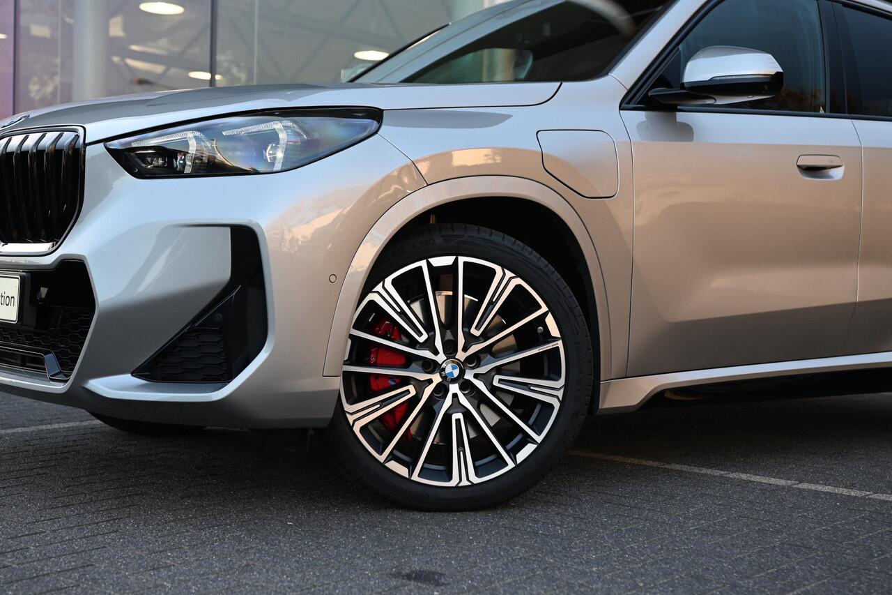 BMW X1 xDrive25e High Executive M Sport Automaat / Panoramadak / Trekhaak / Sportstoelen / M Adaptief onderstel / Comfort Access / Parking Assistant Plus / Head-Up / Harman-Kardon