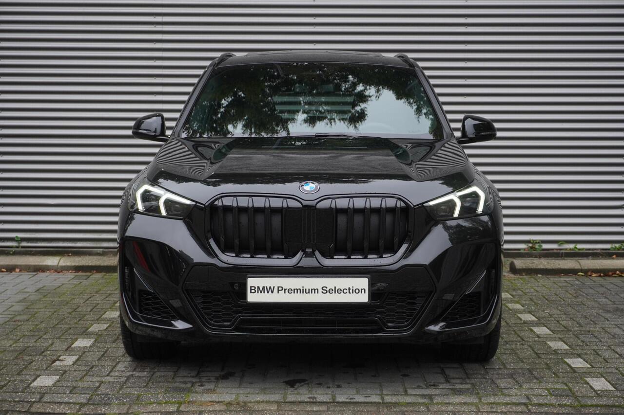 BMW X1 xDrive23i M Sportpakket Pro | schuif/ Kantel Dak | Trekhaak | Parking Assistant Plus | Driving Assistant Plus | Harman Kardon