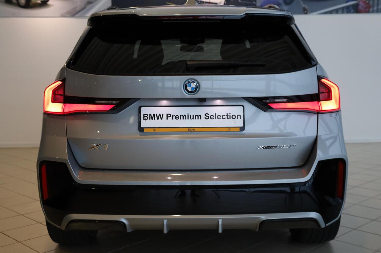 BMW X1 xDrive30e | M Sportpakket | Panorama Dak | Head-Up Display | Voorstoelen Verwarmd