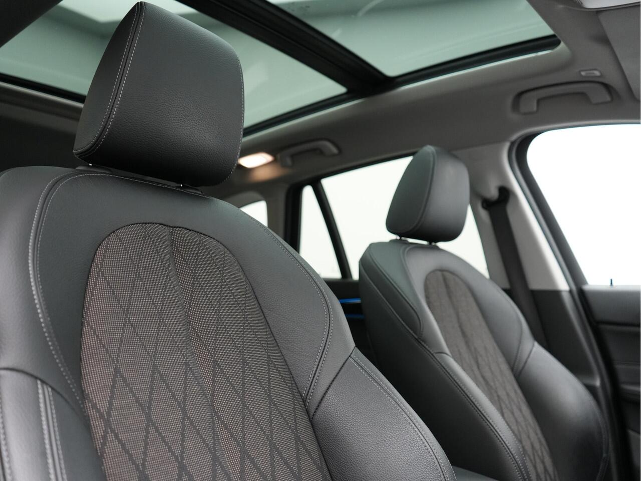 BMW X1 xDrive25e Sportline Plug In Hybrid 221pk Dealer O.H. PHEV | Trekhaak Afn. | Panodak | Head Up | Lederen Sportstoelen Verwarmd | LED Koplampen | Sfeerverlichting | Navigatie | Cruise Control | DAB |