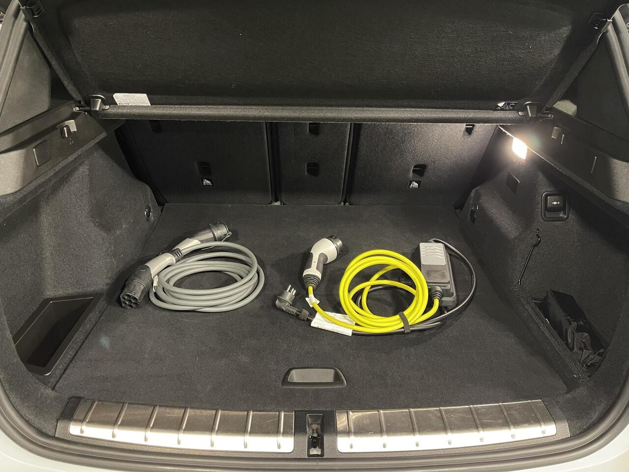 BMW X1 xDrive25e High Executive M Sport 18"/Panoramadak/Head-up/Adaptieve cruise/Sportstoelen/Stoelverwarming/Camera/LED/Keyless/PDC v+a