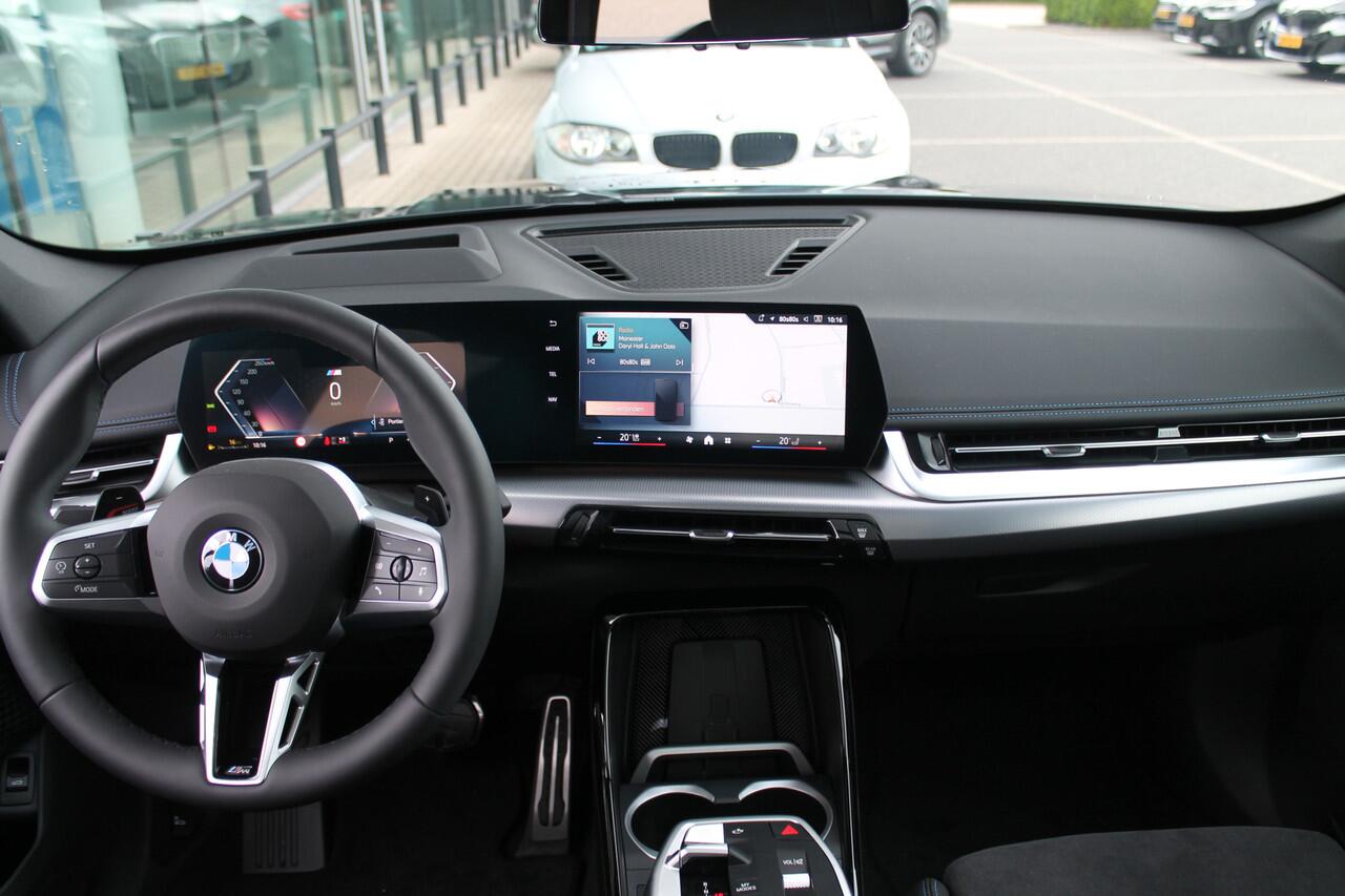 BMW X1 sDrive20i High Executive M Sport Automaat / Panoramadak / Trekhaak / Sportstoelen / Comfort Access / M Adaptief onderstel / Adaptieve LED / Parking Assistant Plus / Head-Up / Harman-Kardon
