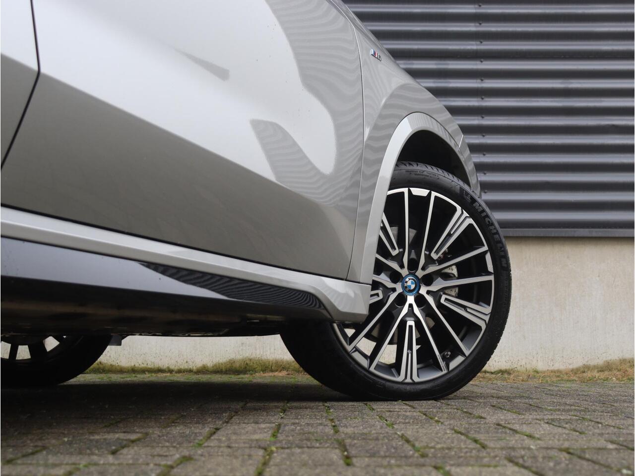 BMW X1 xDrive30e | M Sportpakket | Panodak | Head-Up | Driving Assistant Plus | Comfort acces| Parking Assistant Plus | 20'' LMV