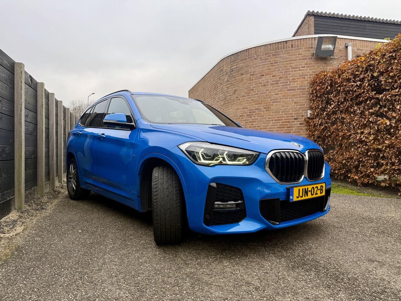 BMW X1 sDrive18i High Executive M-sport, vol leder, head up disp.