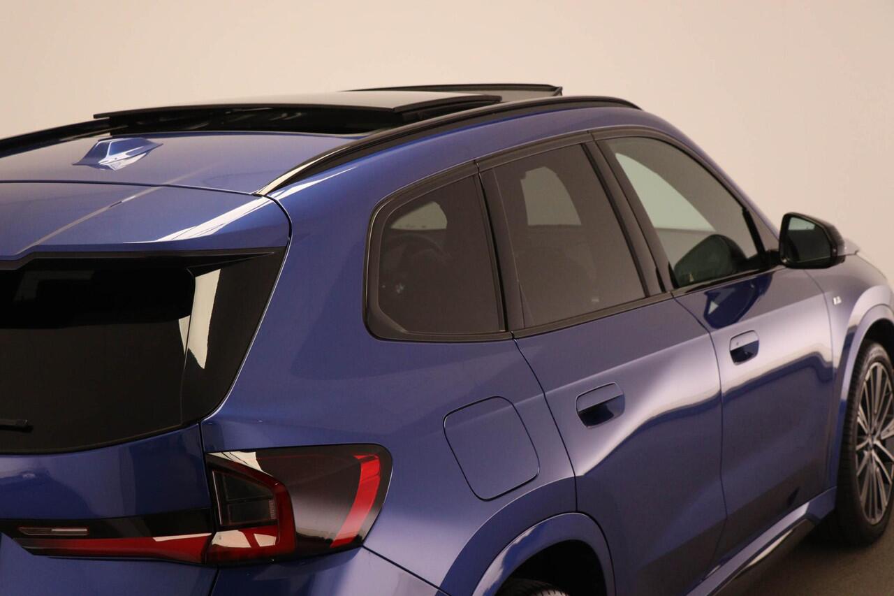 BMW X1 sDrive18i M-Sport | PANORAMADAK | HEAD UP | 360 CAMERA | TREKHAAK | PREMIUM / INNOVATION / TRAVEL | 20"