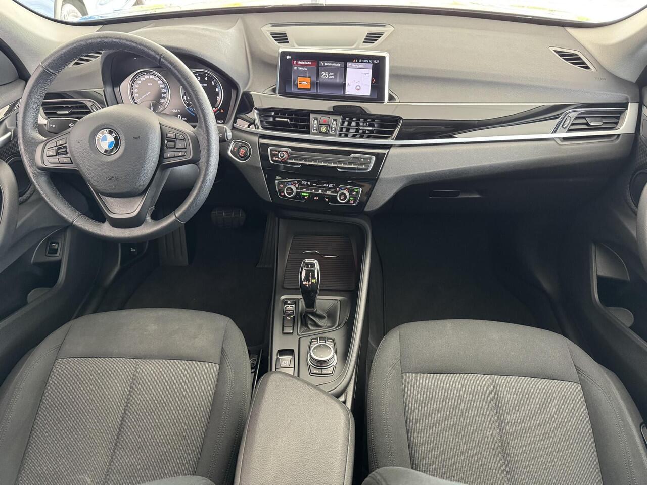 BMW X1 sDrive18iA High Executive | Cruise Control | Camera | Navigatie | Stoelverwarming | LM-Velgen | Climate Control | Elektrisch bedienbare Achterklep | Parkeer Sensoren voor en achter | LED Verlichting