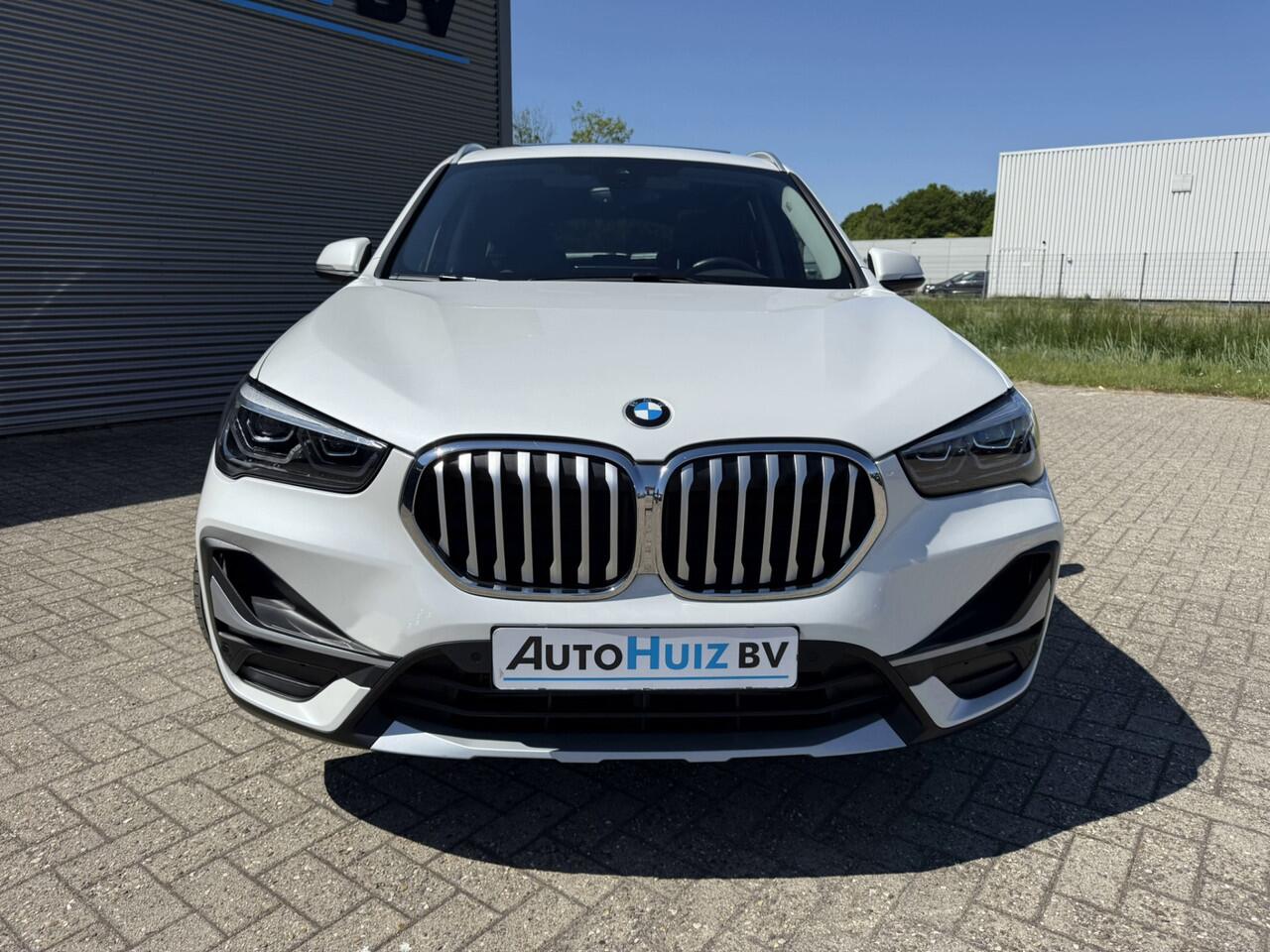 BMW X1 xDrive25e xLine Panoramadak Stuurverwarming Head-Up Display Achteruitrijcamera ACC