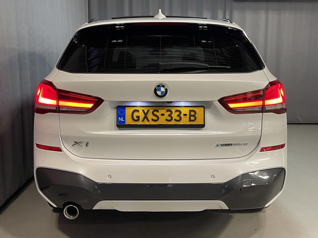 BMW X1 xDrive25e High Executive M Sport 18"/Panoramadak/Head-up/Adaptieve cruise/Sportstoelen/Stoelverwarming/Camera/LED/Keyless/PDC v+a