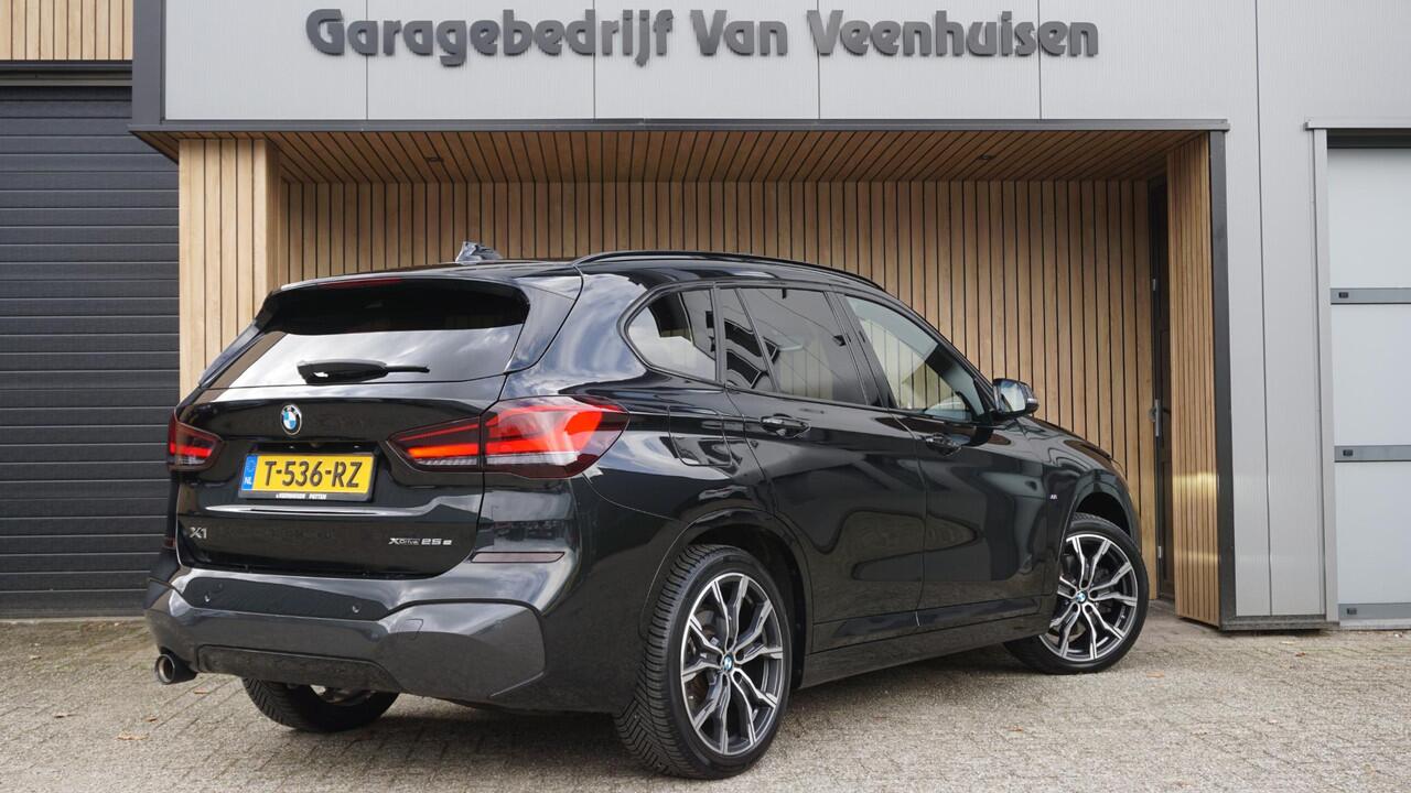 BMW X1 xDrive25e 220pk M-Sport *Facelift* Leder Pano-dak Head-up 19inch LM Afn.Trekhaak LED DAB Groot Navi 82201km!