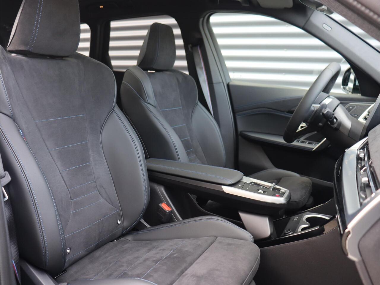 BMW X1 xDrive25e | M Sportpakket Pro | Panodak | Trekhaak | Head-Up | Driving Assistant Plus | Harman Kardon | Elektr. Stoelen | Parking Assistant Plus | 19'' LMV