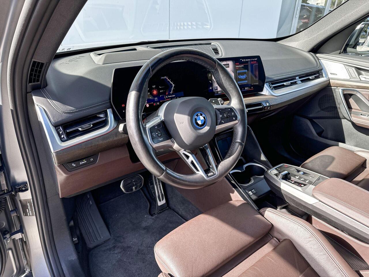 BMW X1 xDrive30e M-Sport Harman Kardon / Glazen Schuifdak / Head-Up / Parking Assistant Plus / Stoel & Stuurwielrandverwarming / Trekhaak Zwenkbaar / Adaptieve LED koplampen / Getinte Ramen / 19 Inch