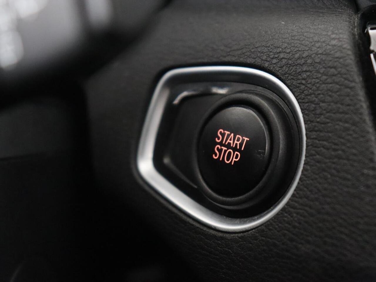 BMW X1 xDrive25e eDrive Edition | Leder | Head-Up | Stoelverwarming | Full LED | Navigatie | Climate control | Parkeerhulp | Cruise control | DAB