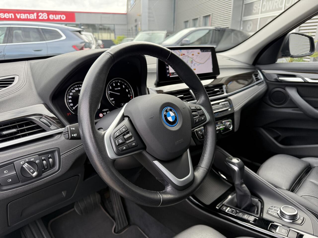 BMW X1 xDrive25e High Executive xLine Panoramadak Elek. Stoelverstelling Lederen Bekleding LED Trekhaak Keyless Entry Carplay Achteruitrijcamera 19 Inch Head-Up Display
