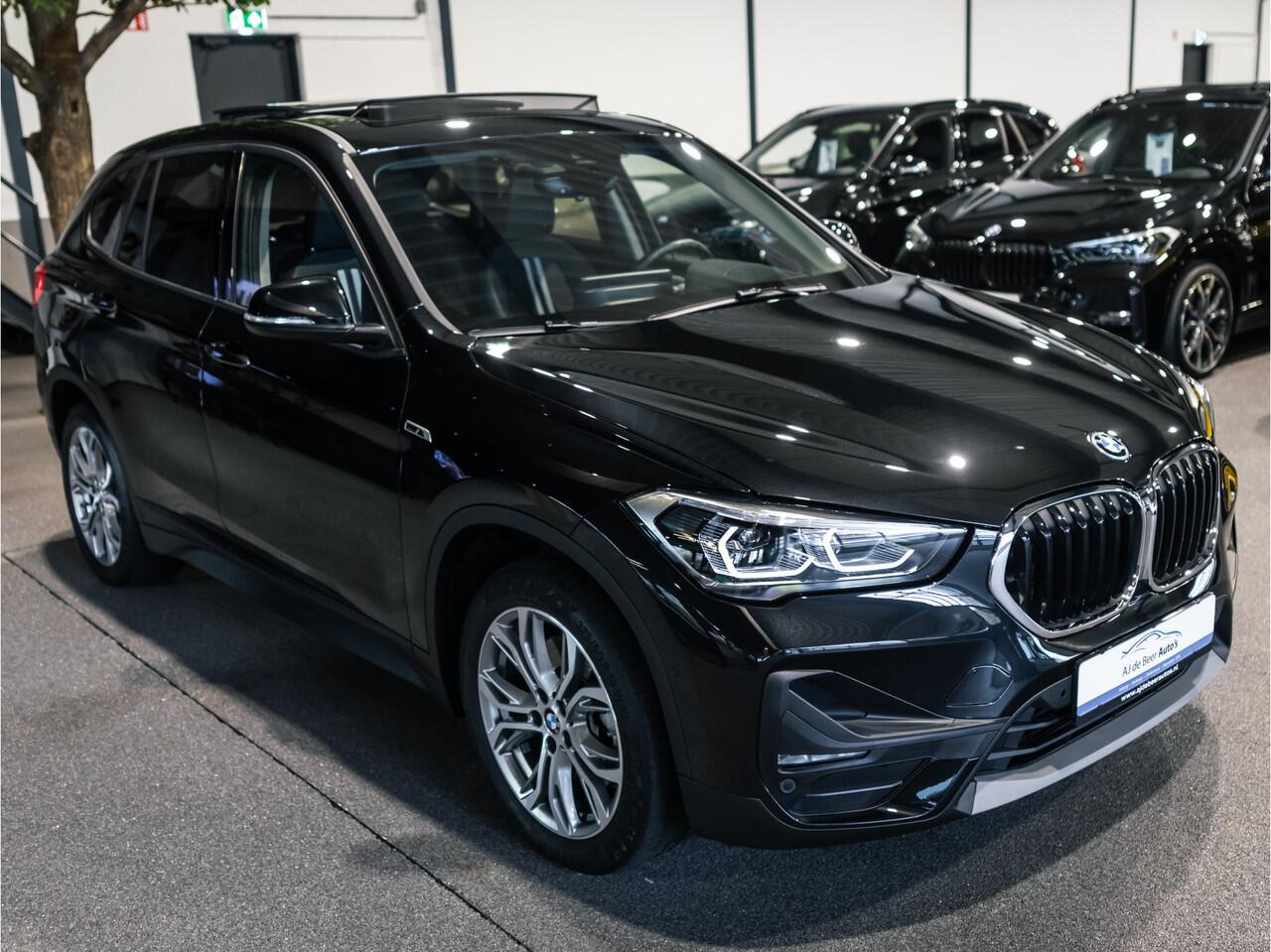 BMW X1 xDrive25e High Executive Sportline | Panorama | Camera | HUD | 4x4 | Stoelverwarming