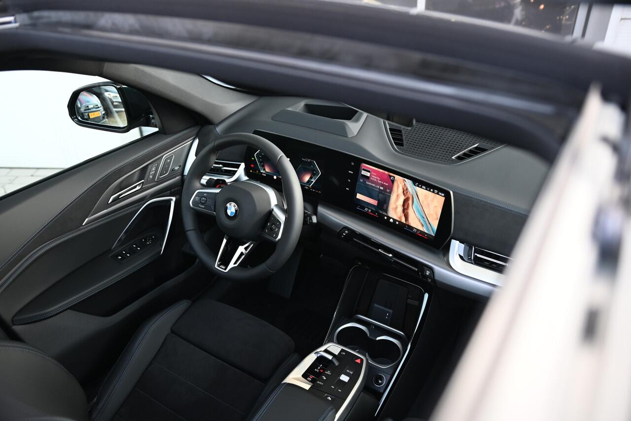 BMW X1 sDrive20i High Executive M Sport Automaat / Panoramadak / Trekhaak / Sportstoelen / M Adaptief onderstel / Comfort Access / Adaptieve LED / Parking Assistant Plus / Head-Up / Harman Kardon