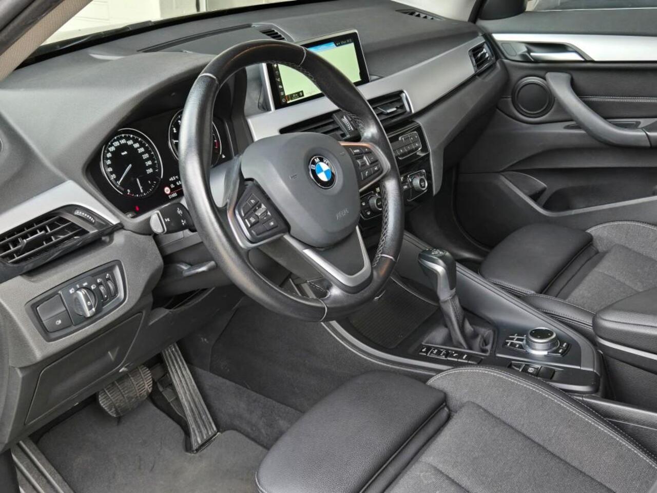 BMW X1 XDRIVE25E SPORT LINE | SPORTSTOELEN | PANORAMA | CAMERA | KEYLESS |