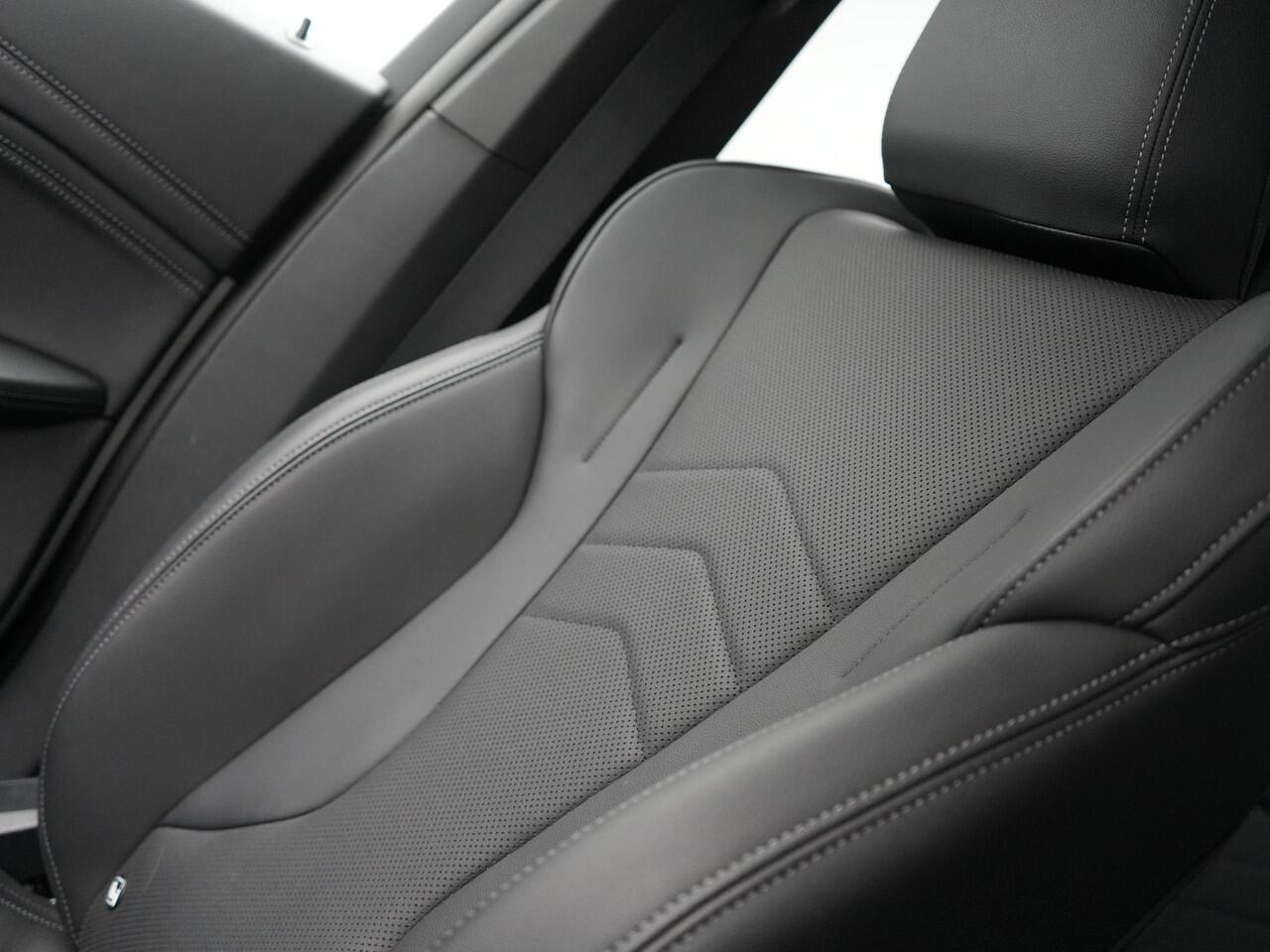 BMW X1 xDrive30e M-Sport Plug In Hybrid 326pk Dealer O.H PHEV | Adaptive Cruise | 360 Camera | Head Up | Adaptive Onderstel | Lederen Sportstoelen Massage & Memory | Harman Kardon | Widescreen Navi | Keyless | Sfeerverlichting |