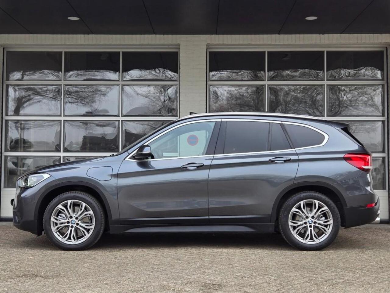 BMW X1 XDRIVE25E SPORT LINE | SPORTSTOELEN | PANORAMA | CAMERA | KEYLESS |