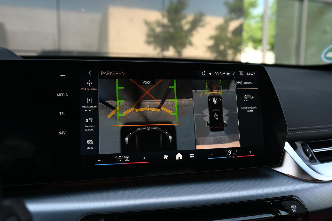 BMW X1 xDrive30e High Executive M Sport Automaat / Trekhaak / Sportstoelen / Adaptieve LED / M Adaptief onderstel / Parking Assistant Plus / Head-Up / Comfort Access