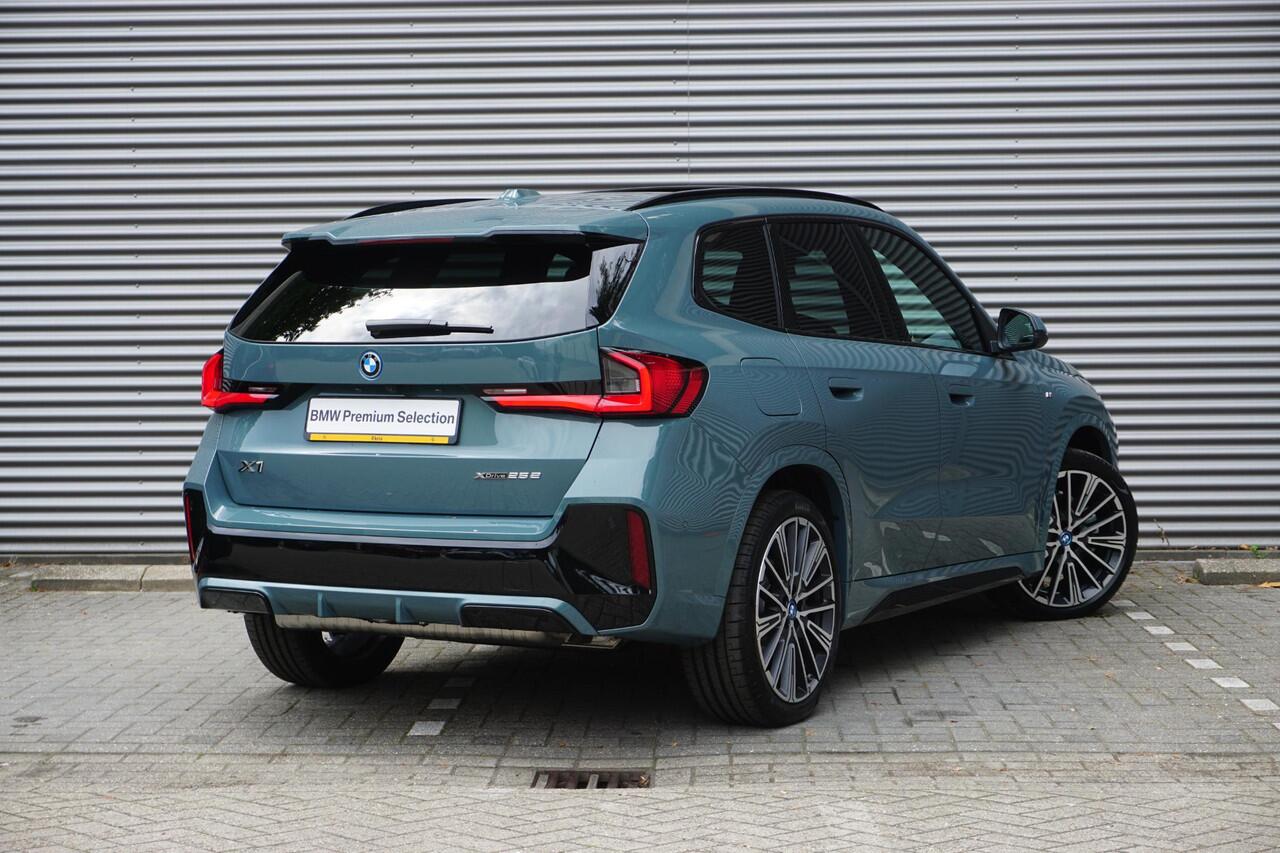 BMW X1 xDrive25e M Sportpakket | Comfort Pack | Trekhaak met elektrisch wegklapbare kogel | Glazen panoramadak | Harman-Kardon sound system