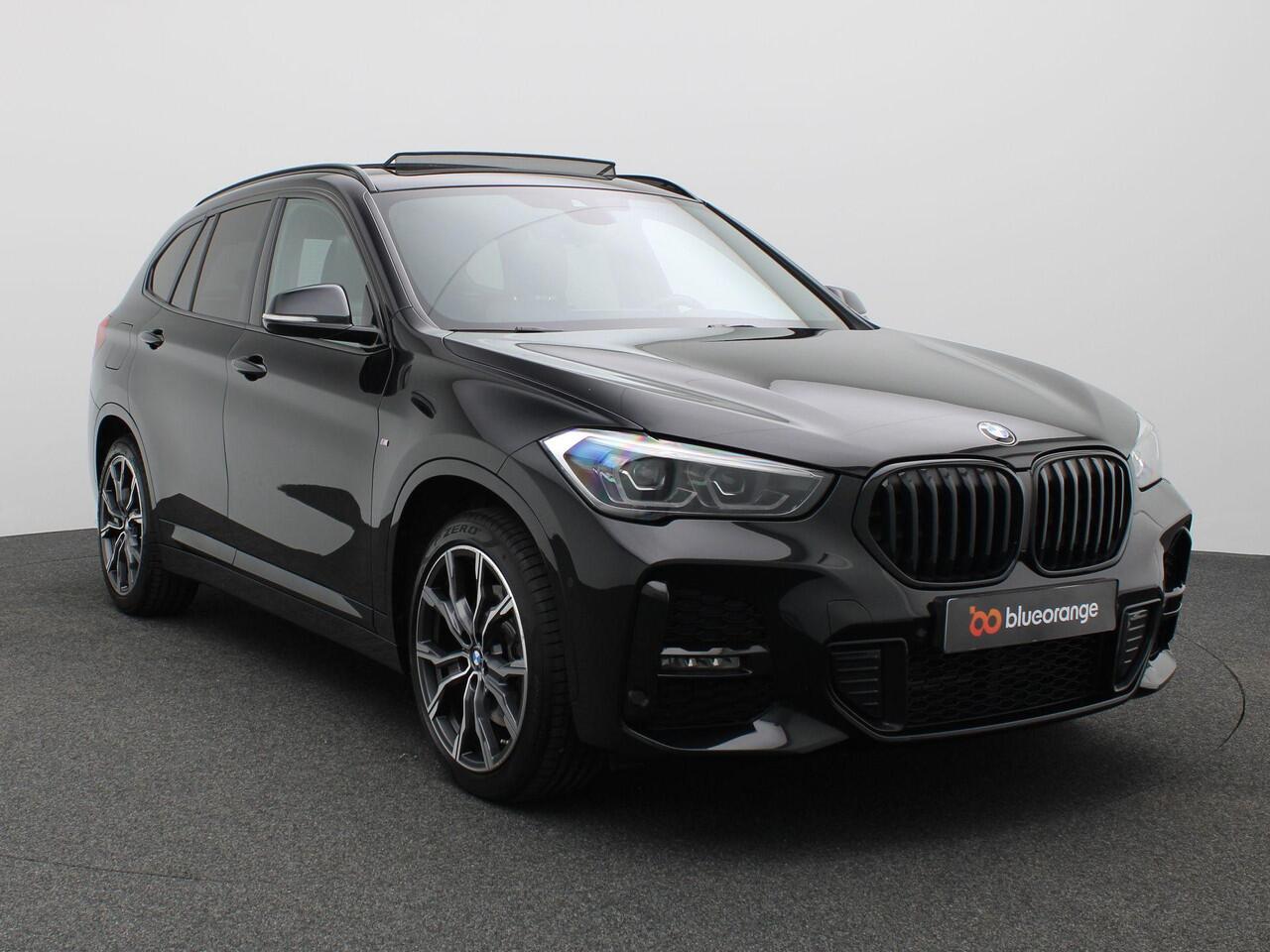 BMW X1 xDrive25e eDrive Edition 220PK Aut. SOH 88%, Pano-Schuifdak, M-Sport, Head-Up Display, Alarm, Trekhaak, 18" LM Velgen, Lederen Bekleding, Achteruitrijcamera, Stoelverwarming
