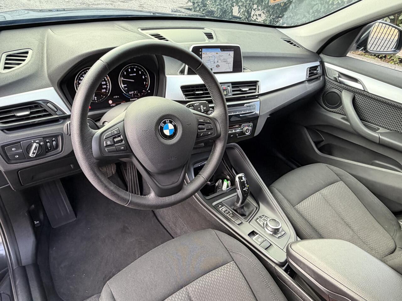 BMW X1 sDrive18i Exe Aut Nav|Cruis|PDC|LED Zwart
