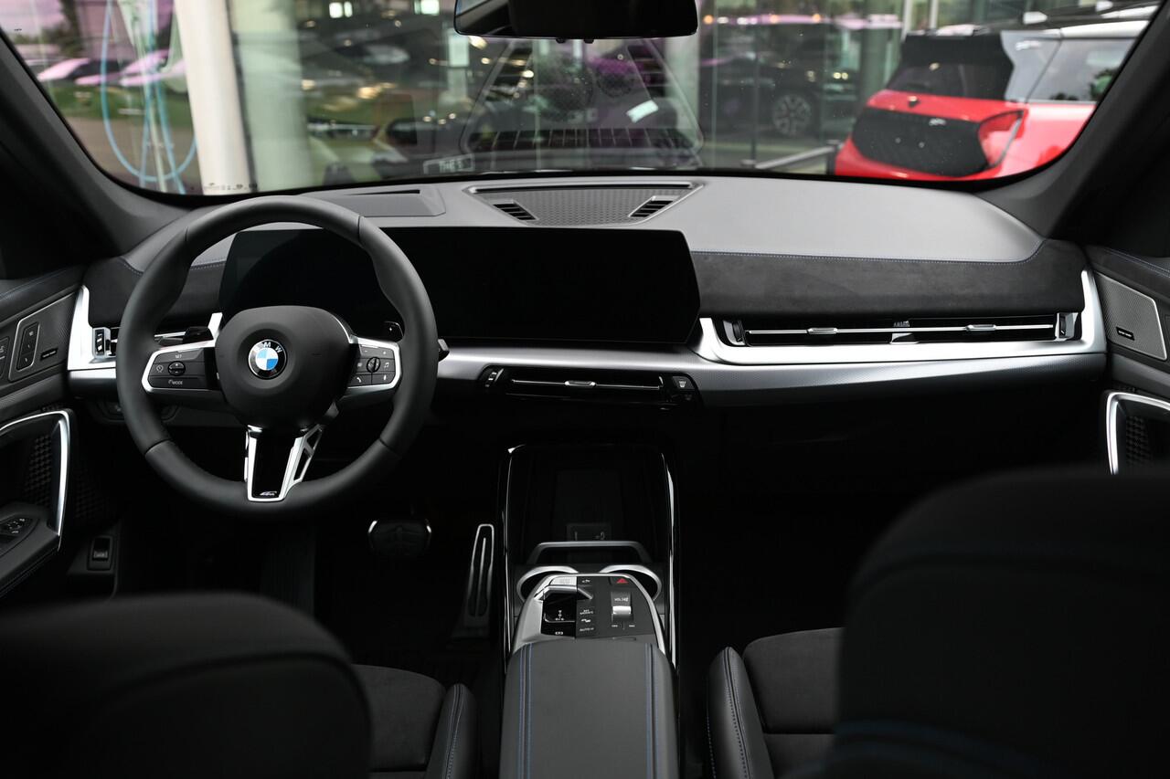 BMW X1 sDrive20i High Executive M Sport Automaat / Panoramadak / Trekhaak / Sportstoelen / M Adaptief onderstel / Adaptieve LED / Parking Assistant Plus / Head-Up / Comfort Access