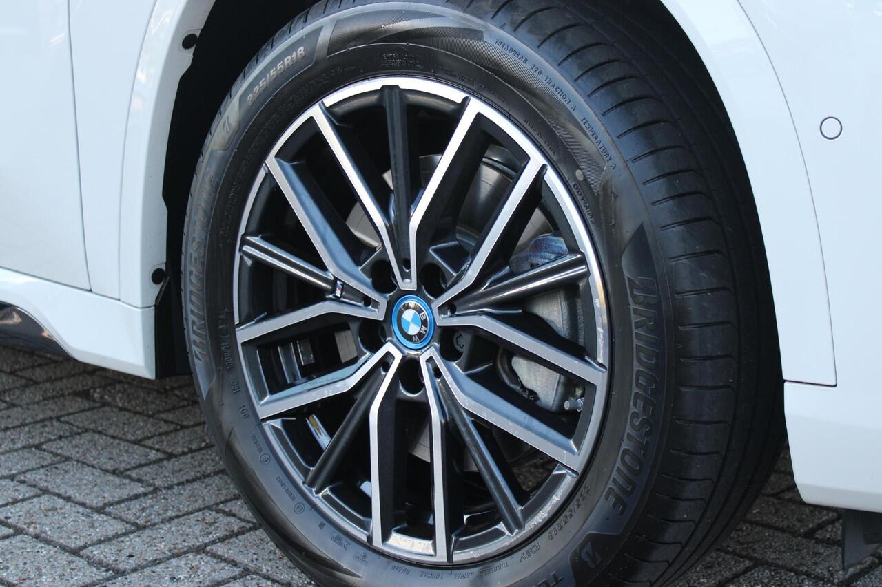 BMW X1 xDrive30e M-SPORT | PANORAMISCH SCHUIF/KANTEL DAK | ELEKTRISCH WEGKLAPBARE TREKHAAK | HARMAN/KARDON AUDIO SYSTEM | ALARMINSTALLATIE | ELEKTRISCH BEDIENBARE VOORSTOELEN MET GEHEUGENFUNCTIE "ACTIEVE ZITPLAATSEN" | STOEL VERWARMING | DRIVING ASSISTANT PROFES