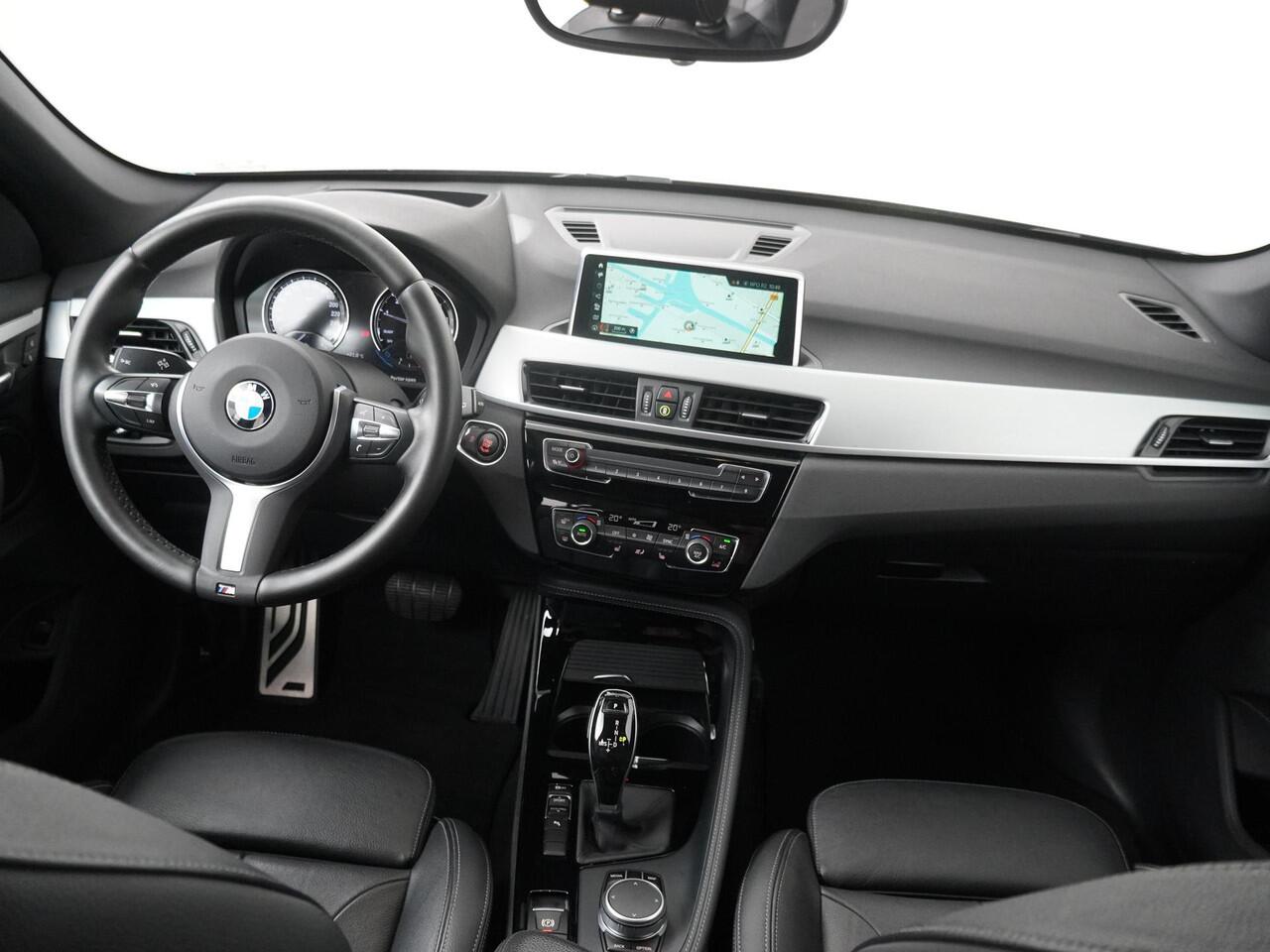 BMW X1 sDrive18i High Executive Edition B| M Sport | Trekhaak | Leder | Stoelverwarming | Parkeersensoren voor en achter | Head-Up Display | Navigatie |