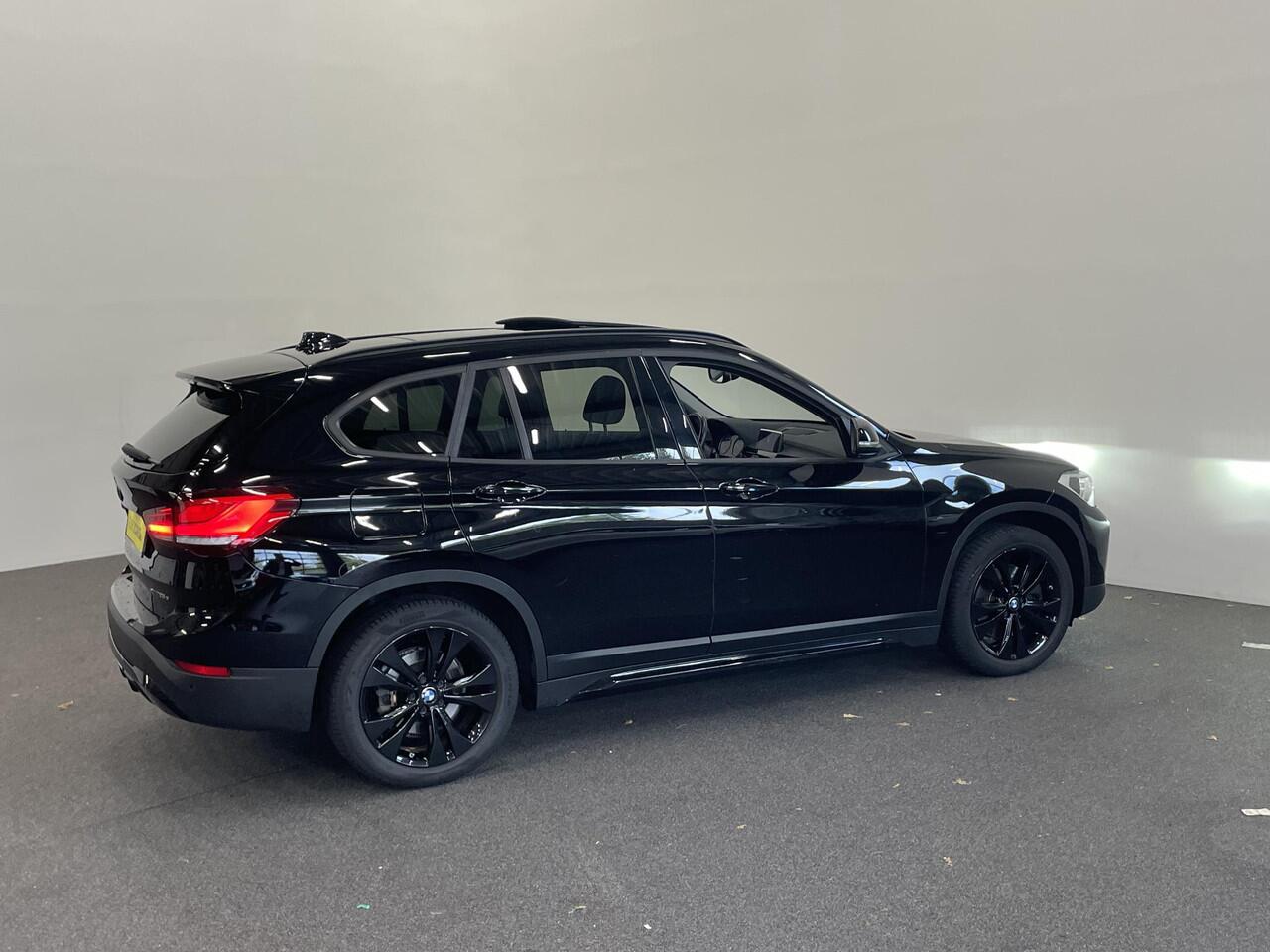 BMW X1 xDrive25e SportLine Aut PHEV Pano dak HiFi system Verwarmbare stoelen Sport stoelen navi Carplay PDC V+A Elektrische achterklep Full Led