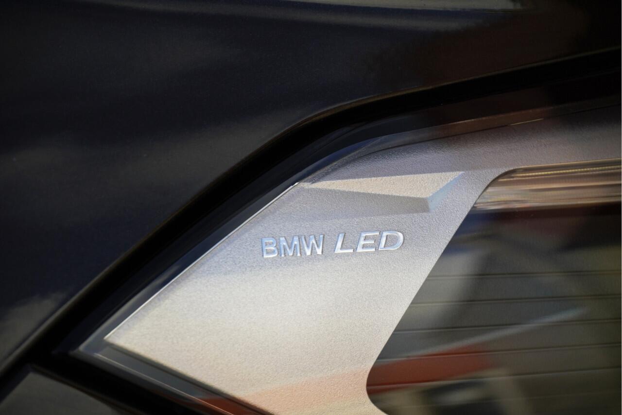 BMW X1 sDrive20i 192PK! Automaat VDL Nedcar Edition Executive BJ2020 Lmv 18" | Led | Pdc | Navi | Sideskirts | Head-Up display | Elek. achterklep | Climate control | Cruise control | Lederen bekleding | Verwarmde voorstoelen | Zwarte hemel | Getint glas