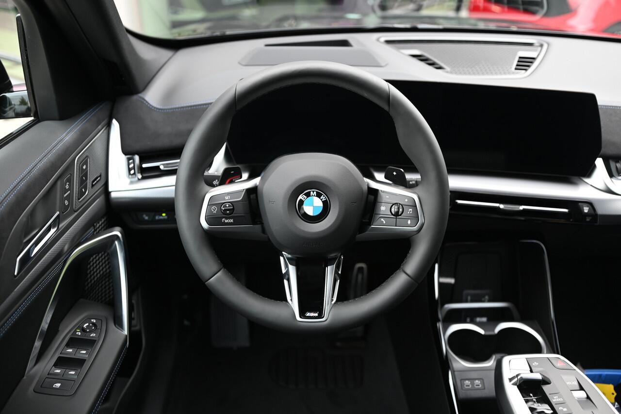 BMW X1 sDrive20i High Executive M Sport Automaat / Panoramadak / Trekhaak / Sportstoelen / M Adaptief onderstel / Adaptieve LED / Parking Assistant Plus / Head-Up / Comfort Access