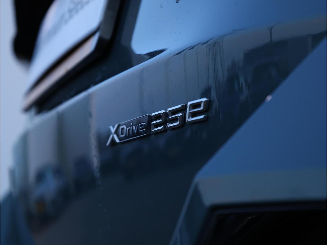 BMW X1 xDrive25e M Sportpakket Pro/ Verwarmd Stuurwiel/ Comfort Access/ Elektrische Trekhaak/ Panoramadak/ Actiefstoelen voor/ Head-Up/ Harman-Kardon/ Driving Assistant Plus