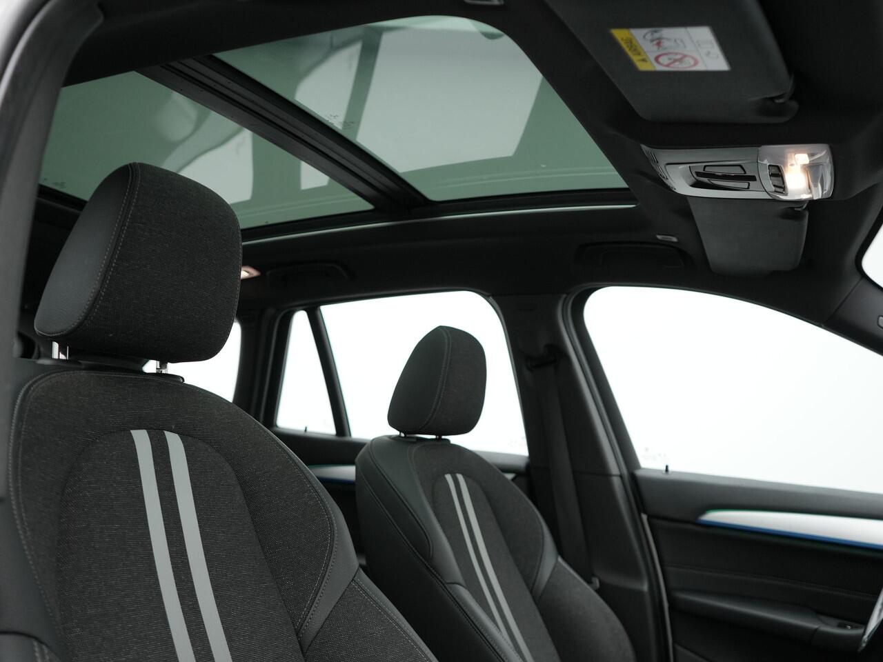 BMW X1 xDrive25e M Sport Plug in Hybrid 221pk Dealer O.H | PHEV | Panodak | Carplay | LED | DAB | Sportstoelen Verwarmd | Navi Prof |