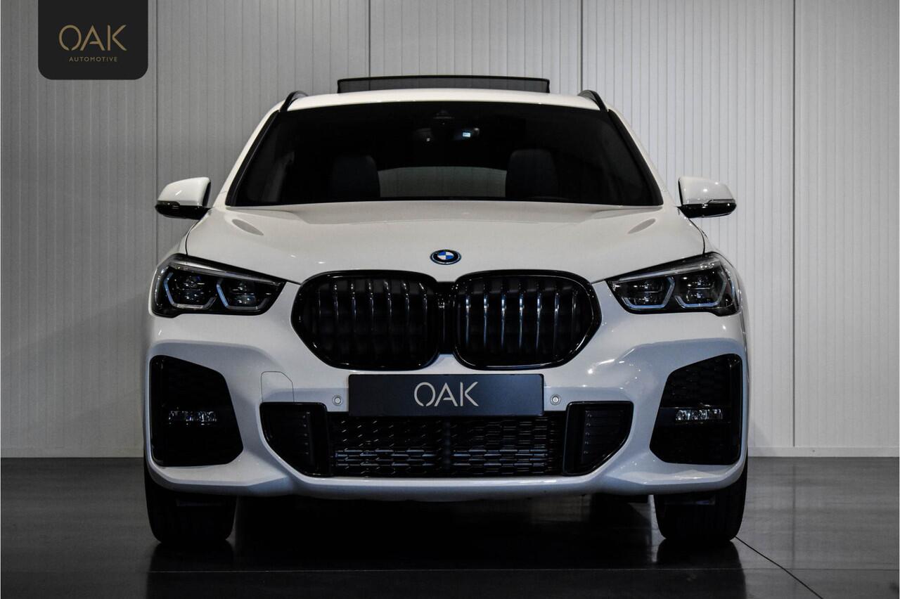 BMW X1 xDrive25e | M-Sport | Navigatie | Panorama | Leder | Camera | Trekhaak | 19"LM | Alpinweiss