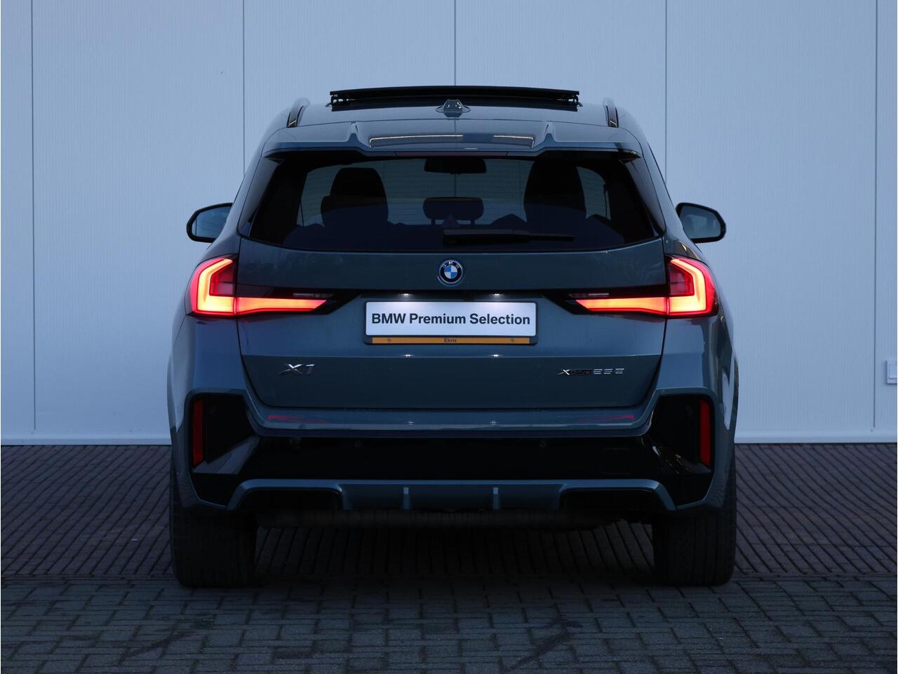 BMW X1 xDrive25e M Sportpakket Pro/ Verwarmd Stuurwiel/ Comfort Access/ Elektrische Trekhaak/ Panoramadak/ Actiefstoelen voor/ Head-Up/ Harman-Kardon/ Driving Assistant Plus