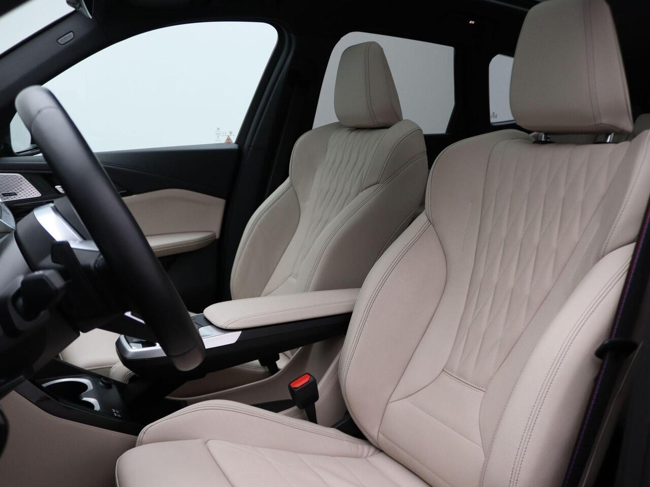 BMW X1 xDrive30e M Sportpakket Pro | Panoramadak | Elek. stoel + Memory | Park. Plus | Head-Up Display | HIFI | 20"