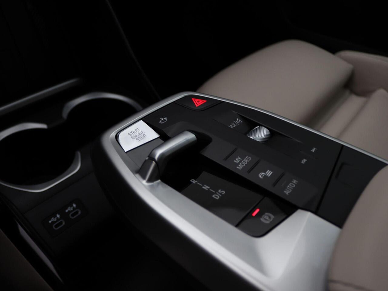 BMW X1 xDrive30e M Sportpakket Pro | Panoramadak | Elek. stoel + Memory | Park. Plus | Head-Up Display | HIFI | 20"