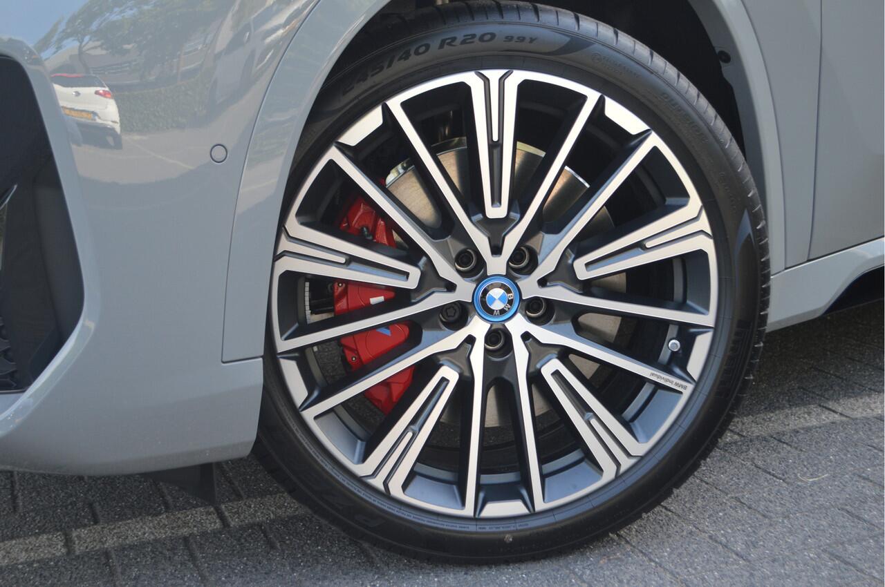 BMW X1 xDrive25e High Executive M Sport Automaat / Panoramadak / Trekhaak / M Sportstoelen / Adaptieve LED / M Adaptief onderstel / Parking Assistant Plus / Stuurverwarming