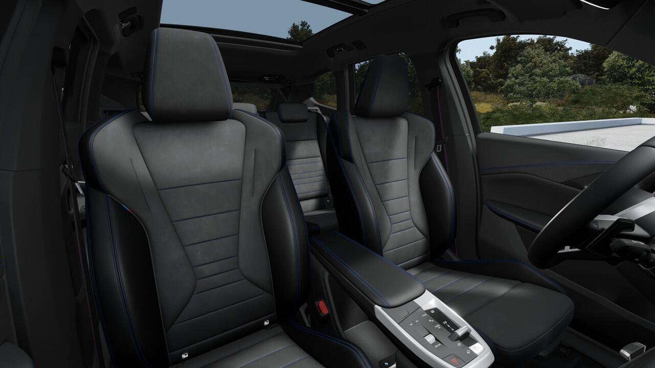 BMW X1 xDrive23i High Executive M Sport Automaat / Panoramadak / Trekhaak / Sportstoelen / M Adaptief onderstel / Head-Up / Adaptieve LED / Parking Assistant Plus